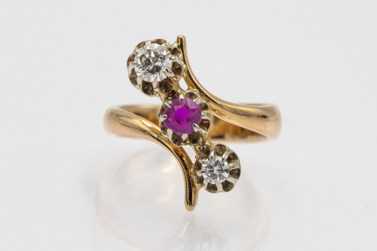 Bague ancienne française trilogie avec rubis et diamants 0,34 ct