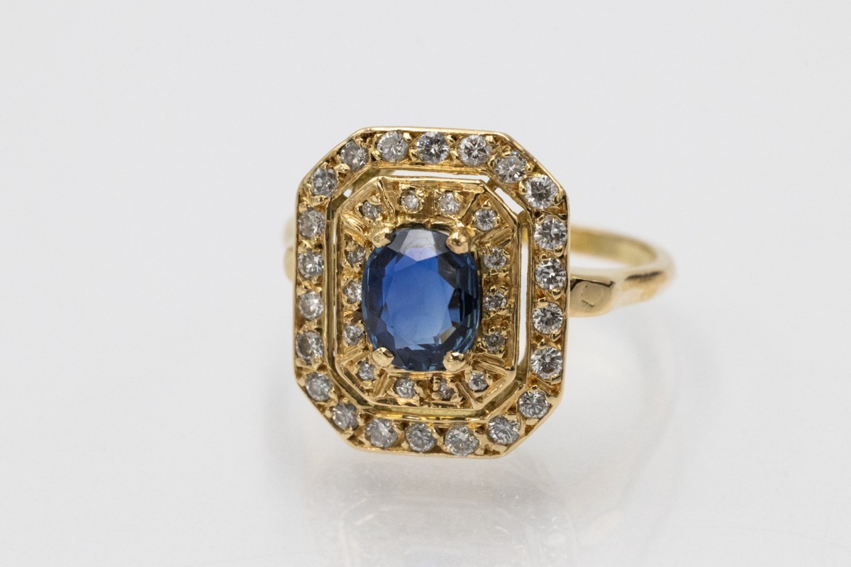 Bague unique en or avec un saphir ovale et des diamants.-photo-2