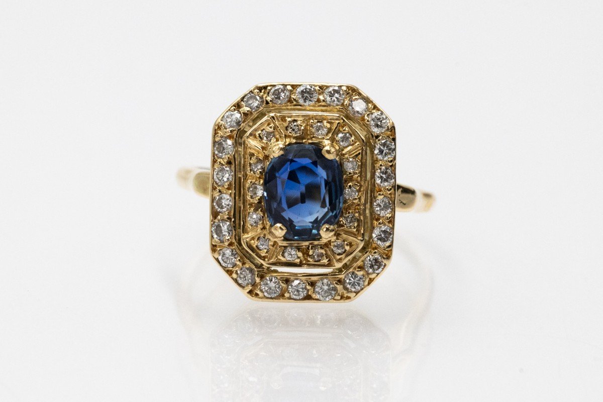 Bague unique en or avec un saphir ovale et des diamants.