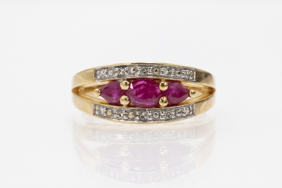Bague vintage en or avec rubis et diamants, France.