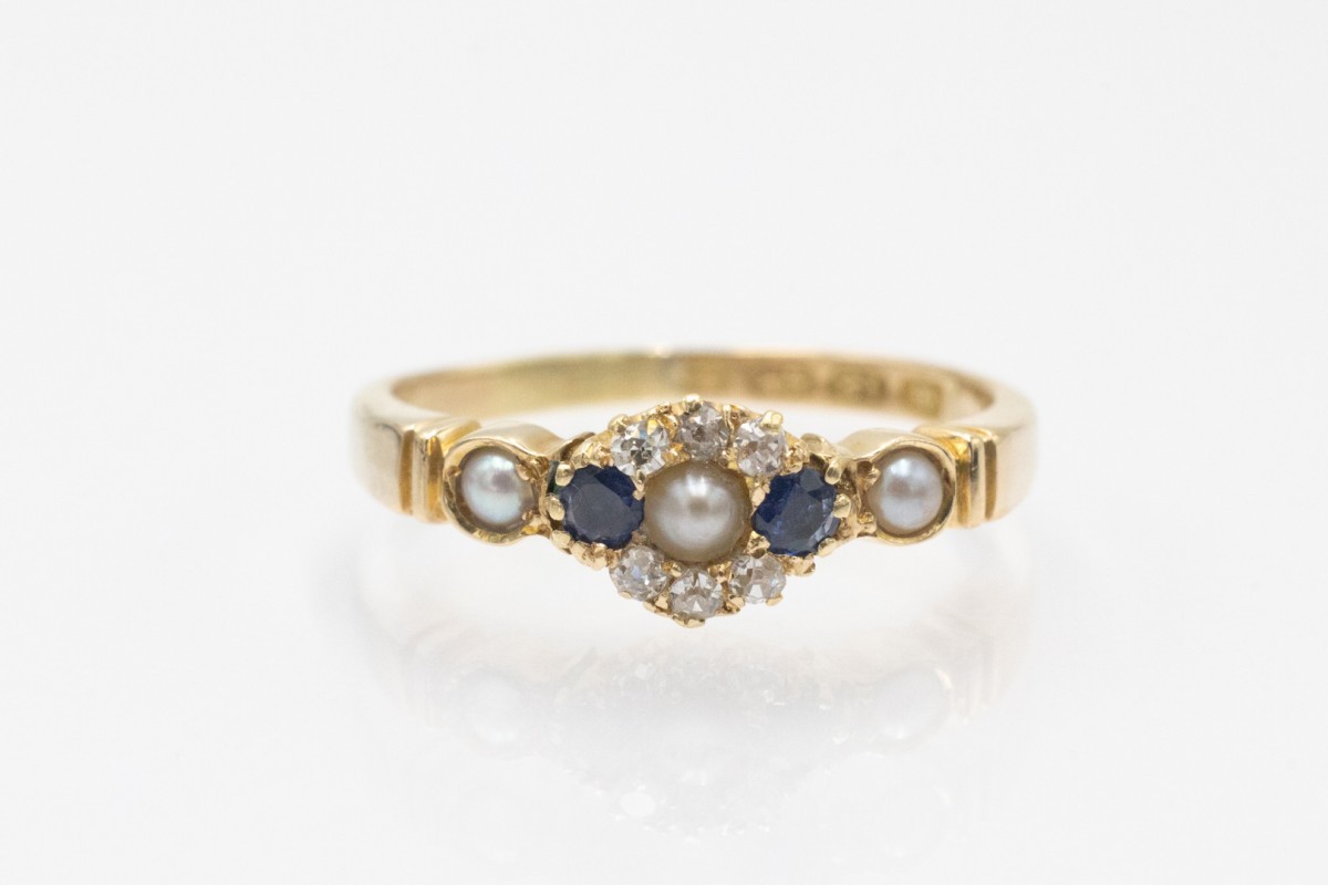 Bague en or avec saphirs, perles et diamants, Grande-Bretagne années 1930.