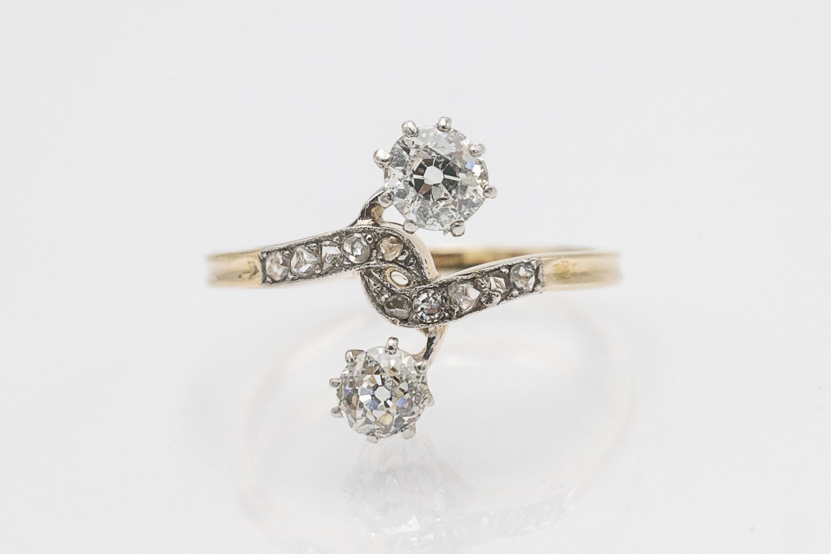 Bague Art Nouveau "toi et moi" avec diamants, début XXe siècle.