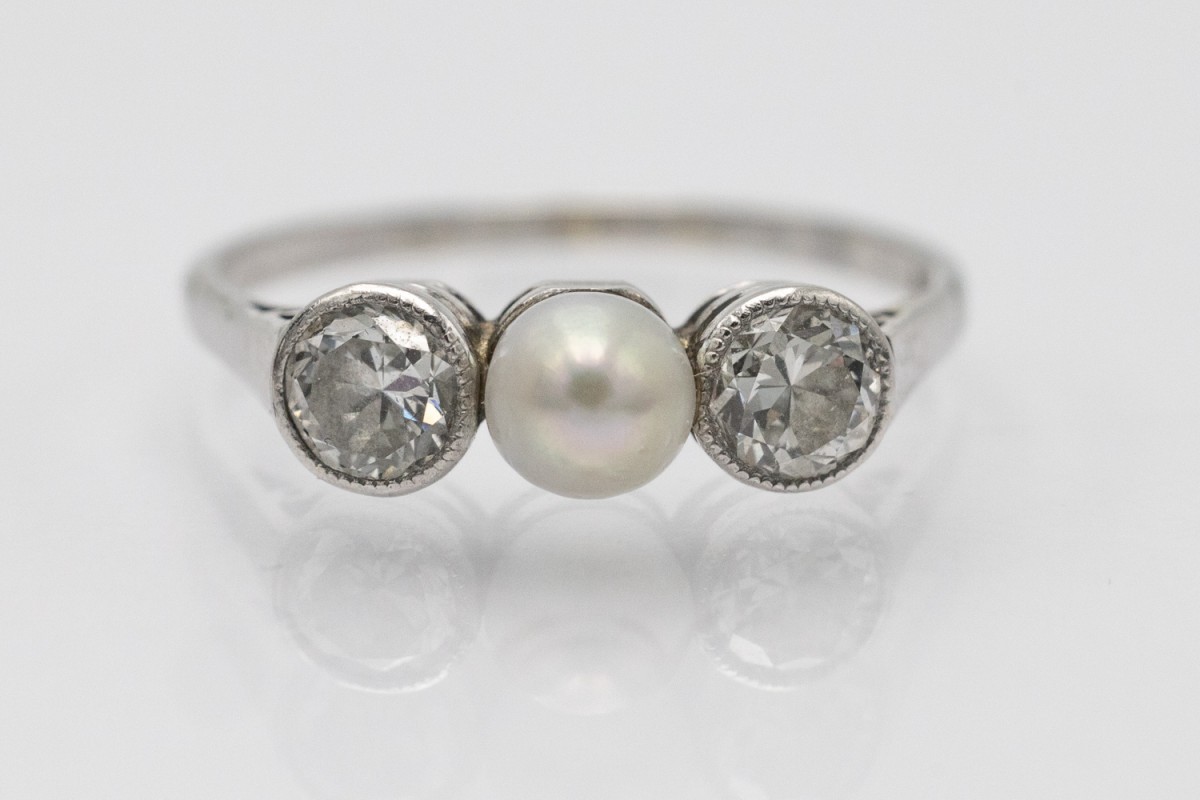 Bague ancienne en or blanc avec diamants et perle