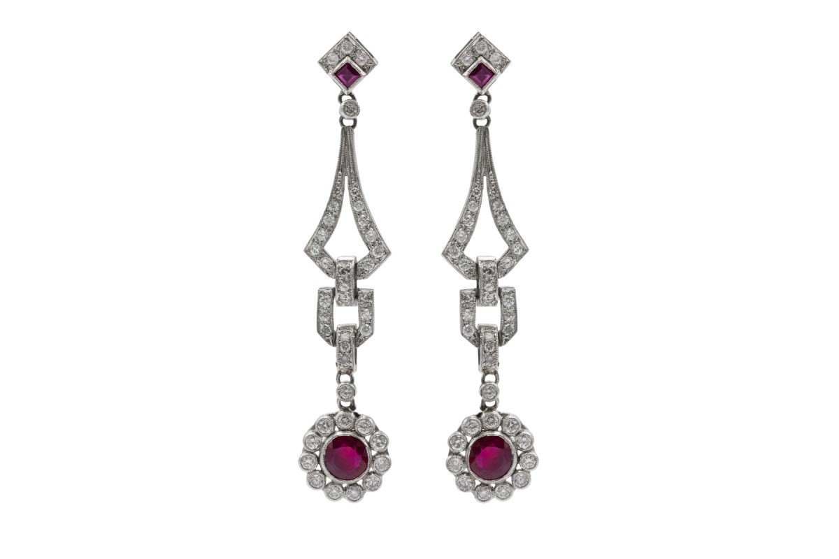 Boucles d'oreilles longues Art Déco en platine avec rubis et diamants 1,60 ct