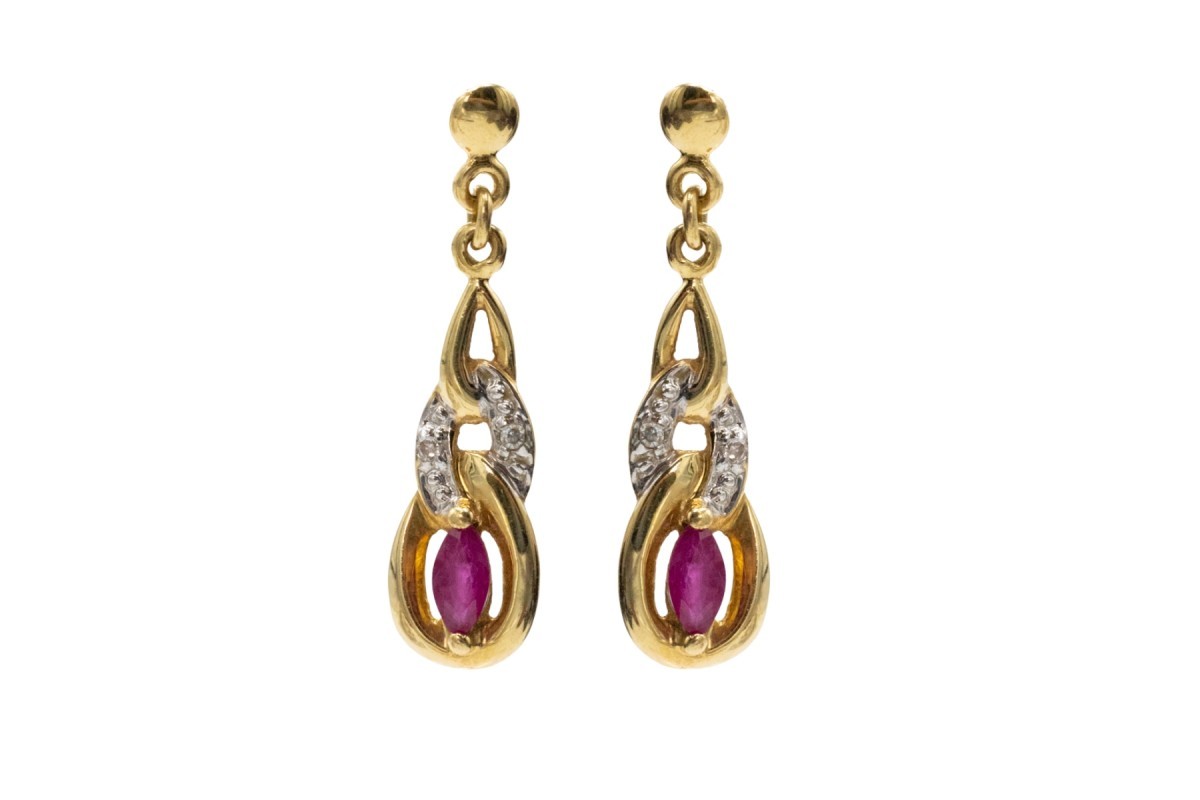 Boucles d'oreilles vintage en or avec rubis et diamants.
