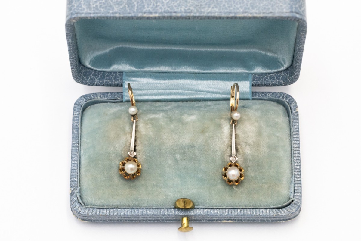 Paire de boucles d'oreilles anciennes en or avec perles et diamants, début XXe siècle.