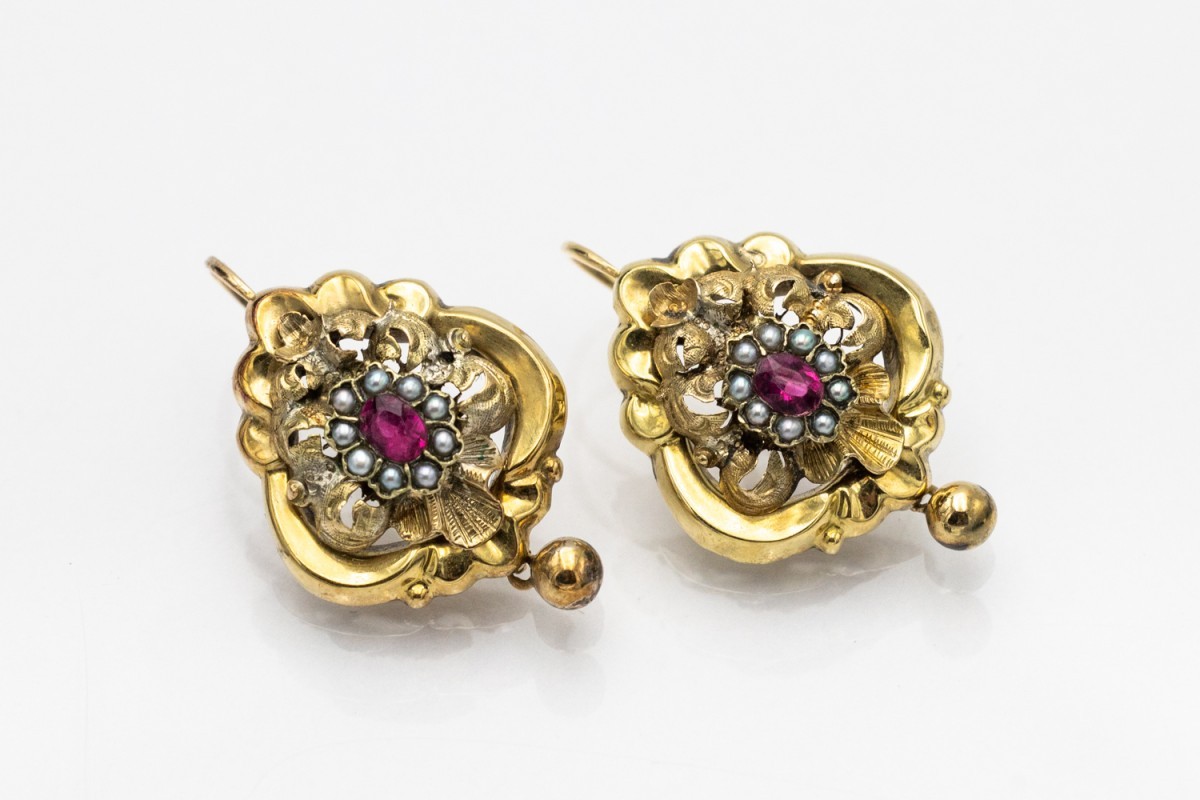 Boucles d'oreilles pendantes en or Biedermeier, Autriche-Hongrie, fin du XIXe siècle.