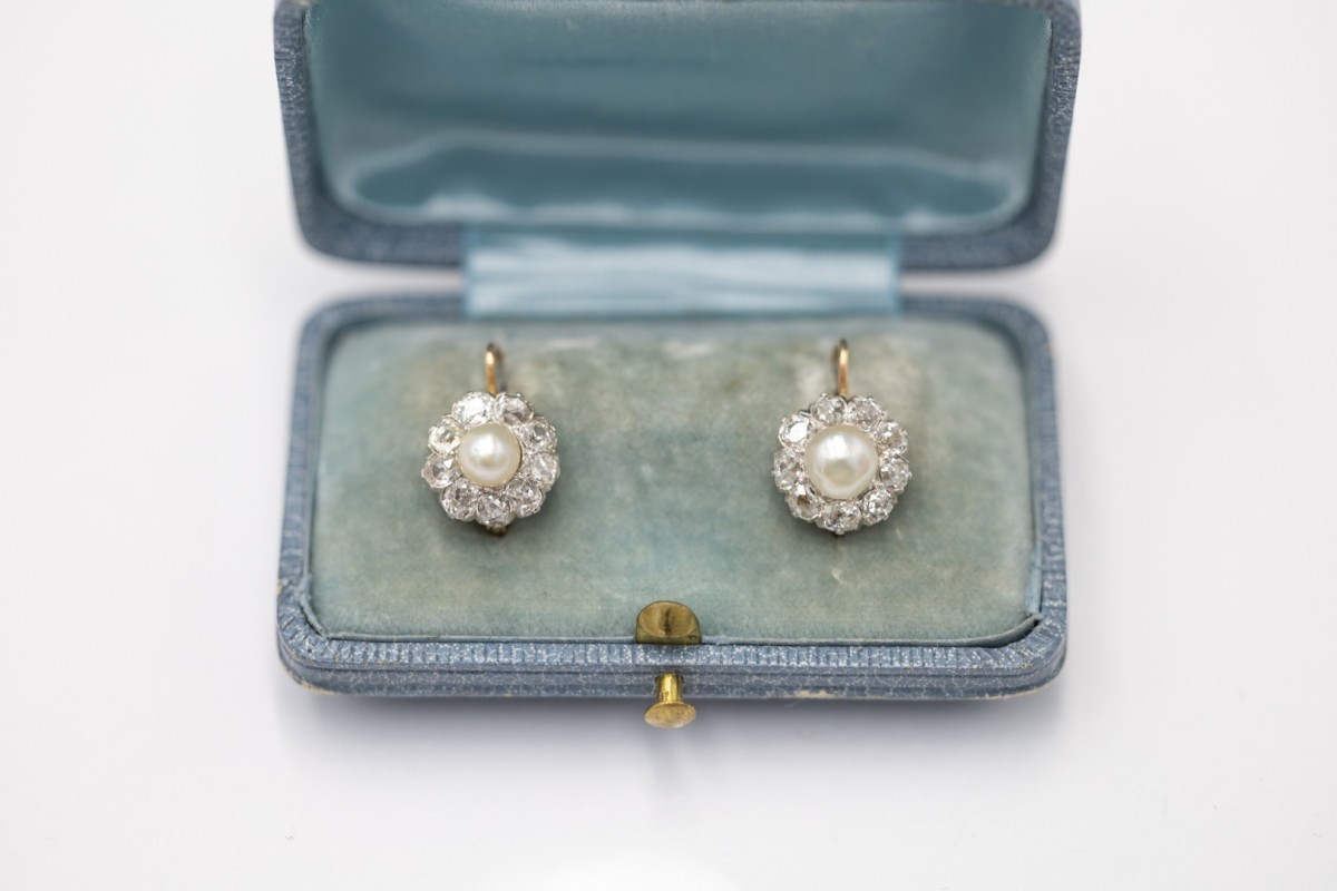 Boucles d'oreilles en or et platine avec perles et diamants 1,90 ct, début XXe siècle.