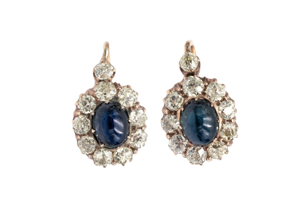 Boucles d'oreilles en or avec diamants et saphirs taille cabochon.