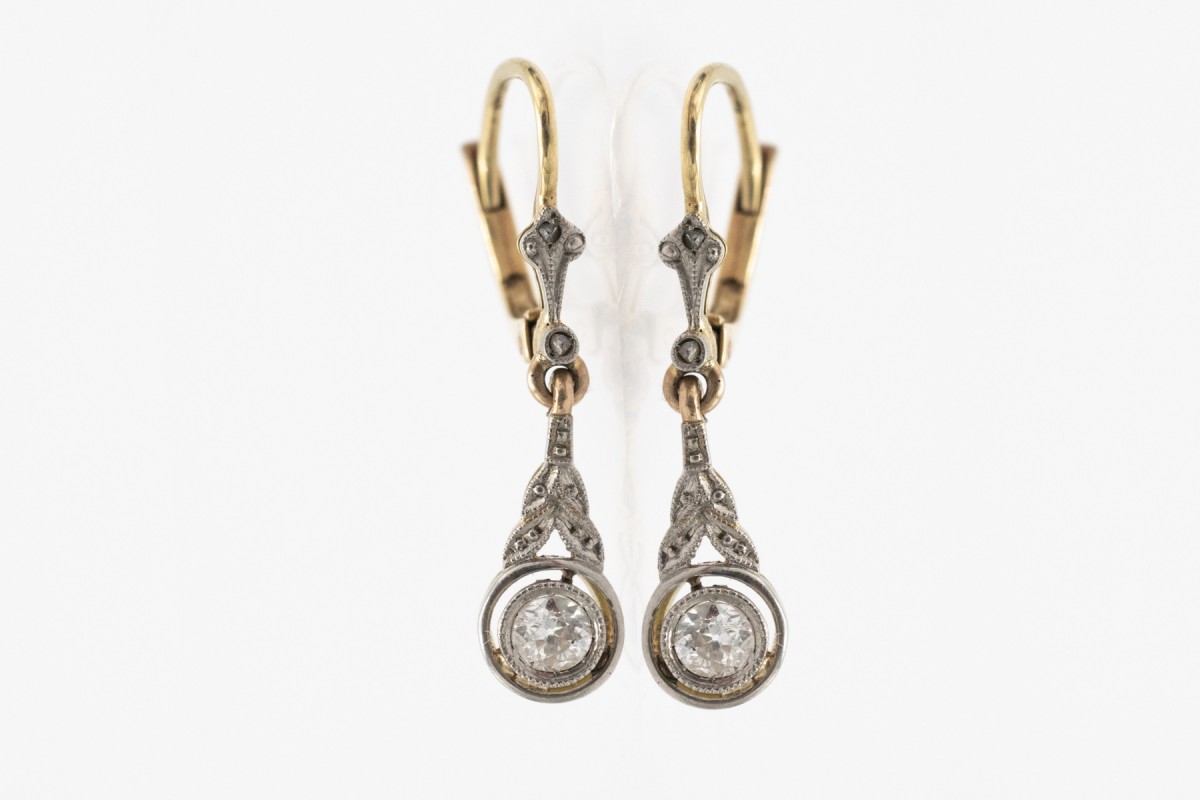 Boucles d'oreilles anciennes en or et platine avec diamants, première moitié du XXe siècle.