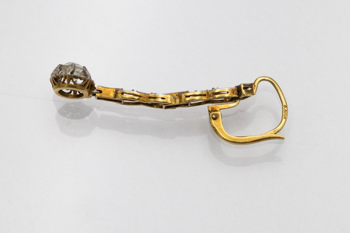 Boucles d'oreilles pendantes en or de style Art Déco avec diamants et saphirs.-photo-3