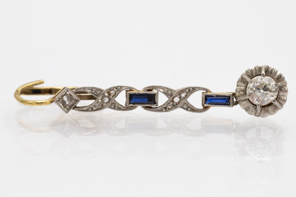 Boucles d'oreilles pendantes en or de style Art Déco avec diamants et saphirs.-photo-4