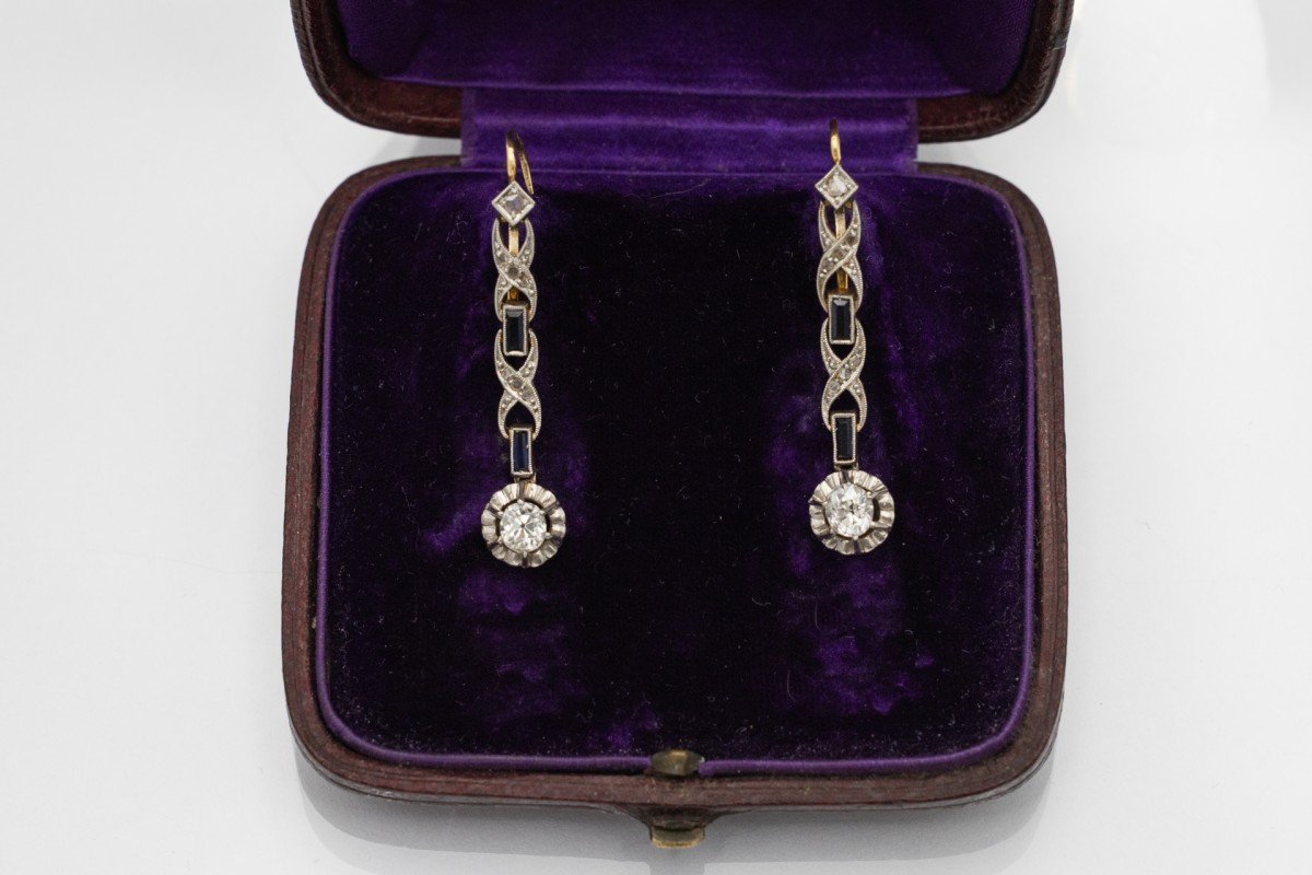 Boucles d'oreilles pendantes en or de style Art Déco avec diamants et saphirs.-photo-2