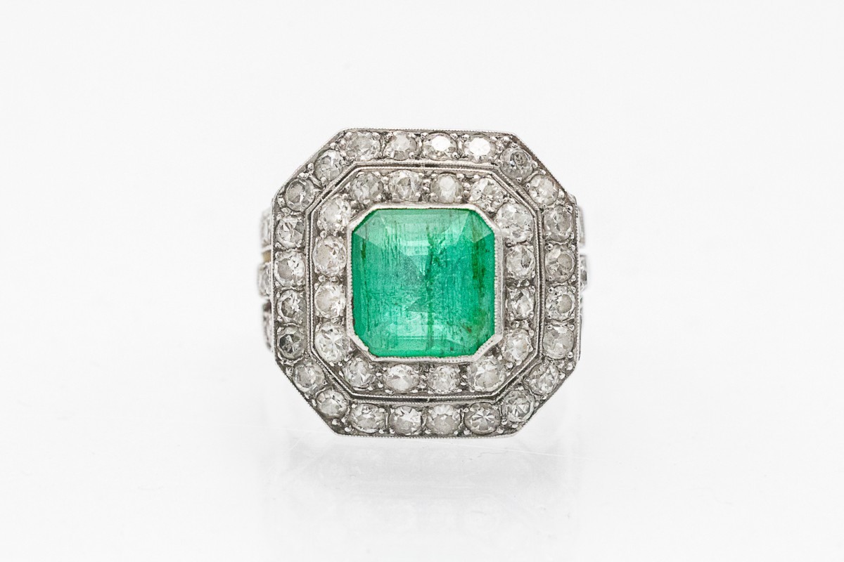 Unique Ring Adorned With An Exceptional Emerald And Diamonds.