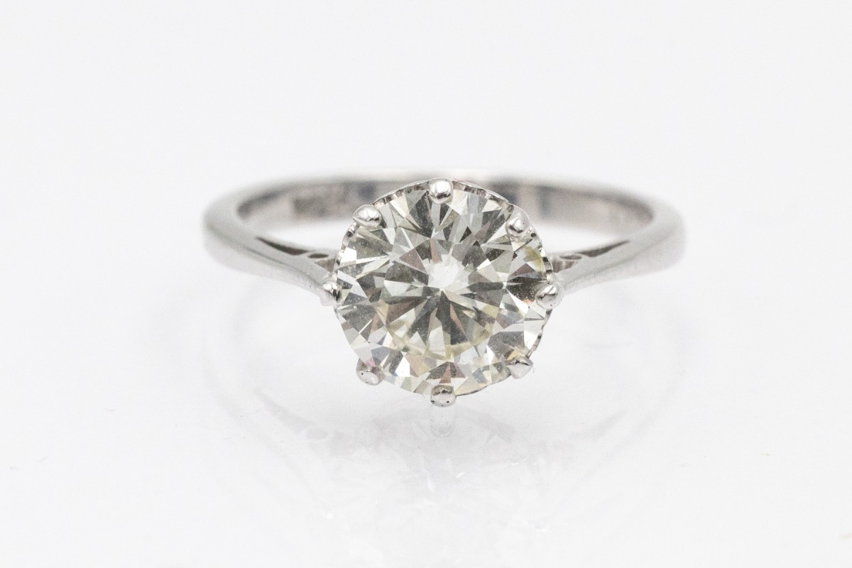 Classic Solitaire Ring In White Gold With A 2.01 Carat Diamond