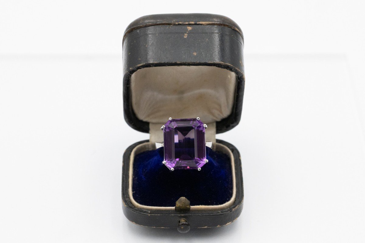 Bague impressionnante en or blanc ornée d'une améthyste de 15,5 carats.-photo-6
