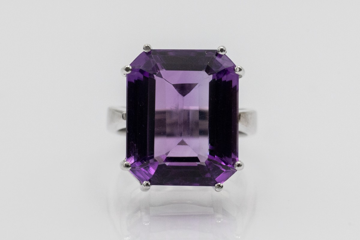 Bague impressionnante en or blanc ornée d'une améthyste de 15,5 carats.