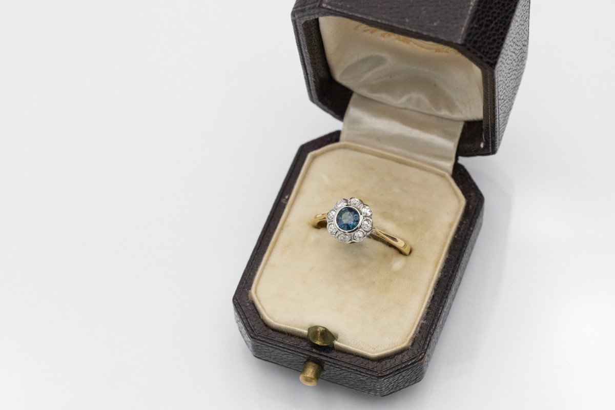Bague en or ornée d'un saphir et de diamants, d'une belle marguerite, seconde moitié du XXe siè-photo-3