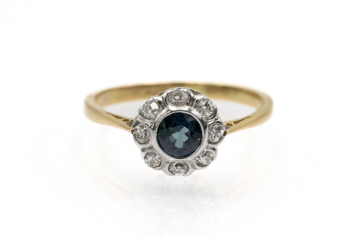 Bague en or ornée d'un saphir et de diamants, d'une belle marguerite, seconde moitié du XXe siè
