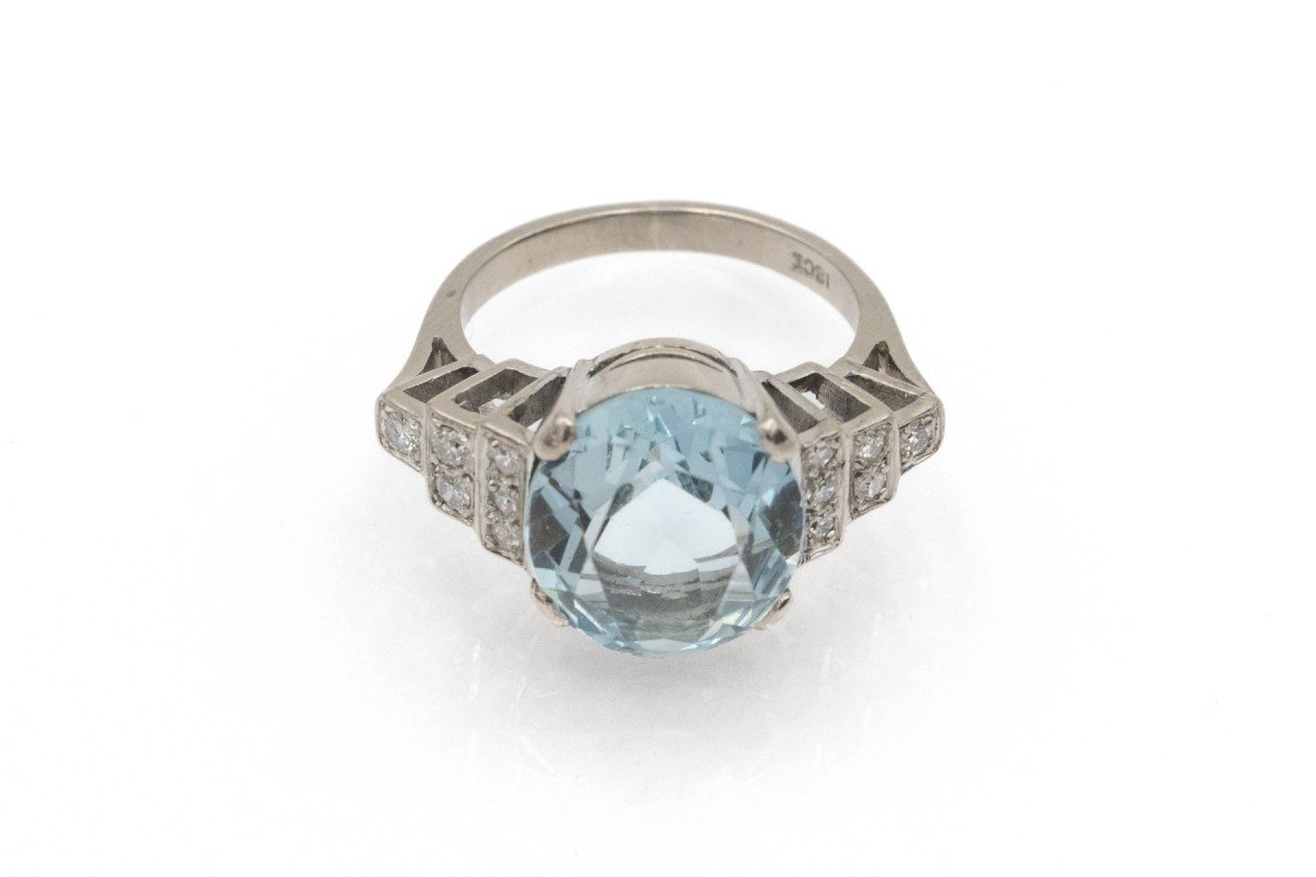 A Unique Ring Adorned With Aquamarine And Diamonds-photo-4