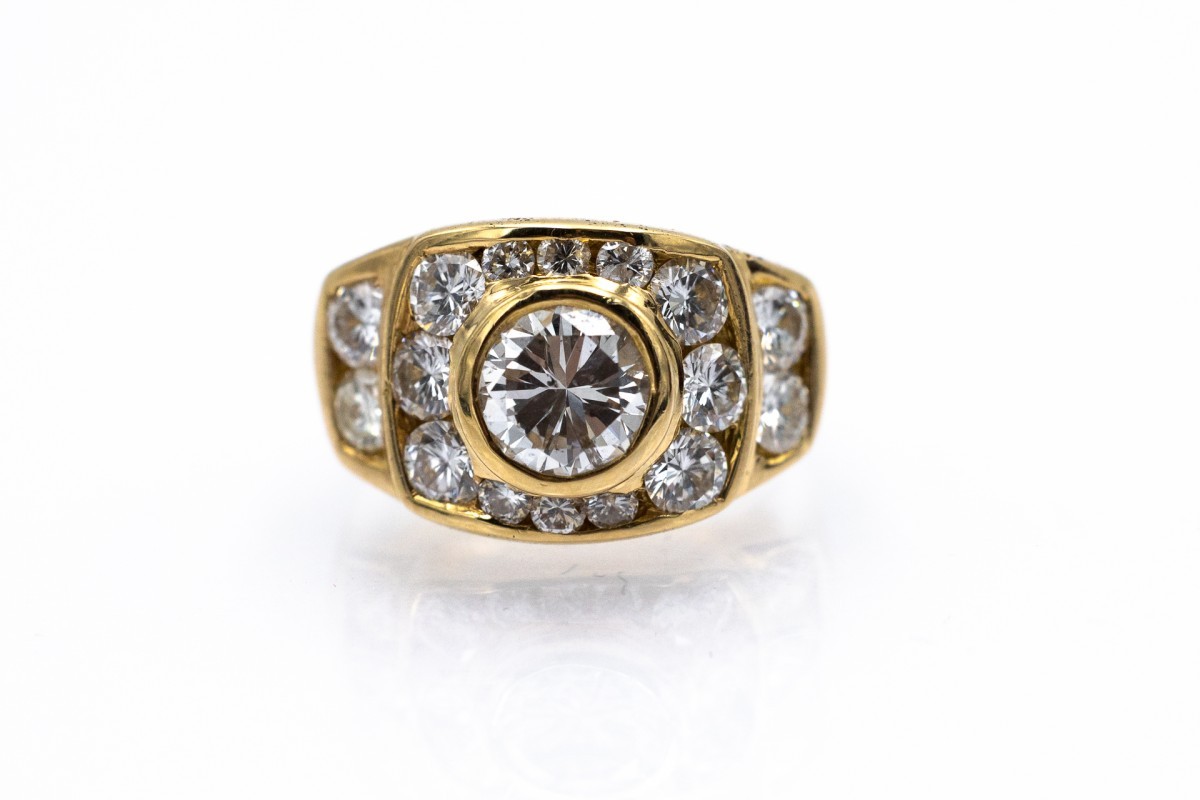 Exclusive Signet Ring For Women With 3.15 Ct Diamonds
