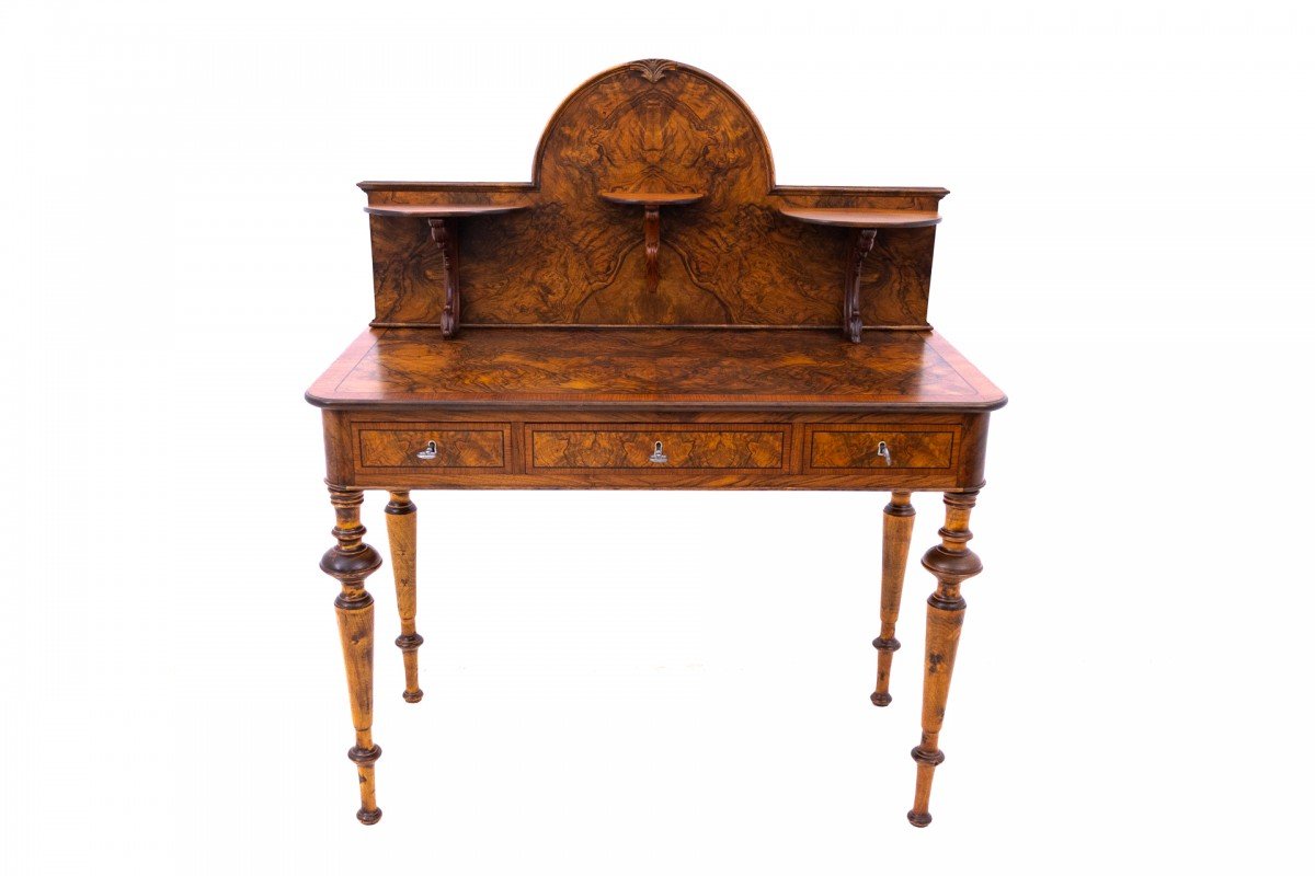 Bureau en noyer, Europe du Nord, vers 1900. Après restauration.