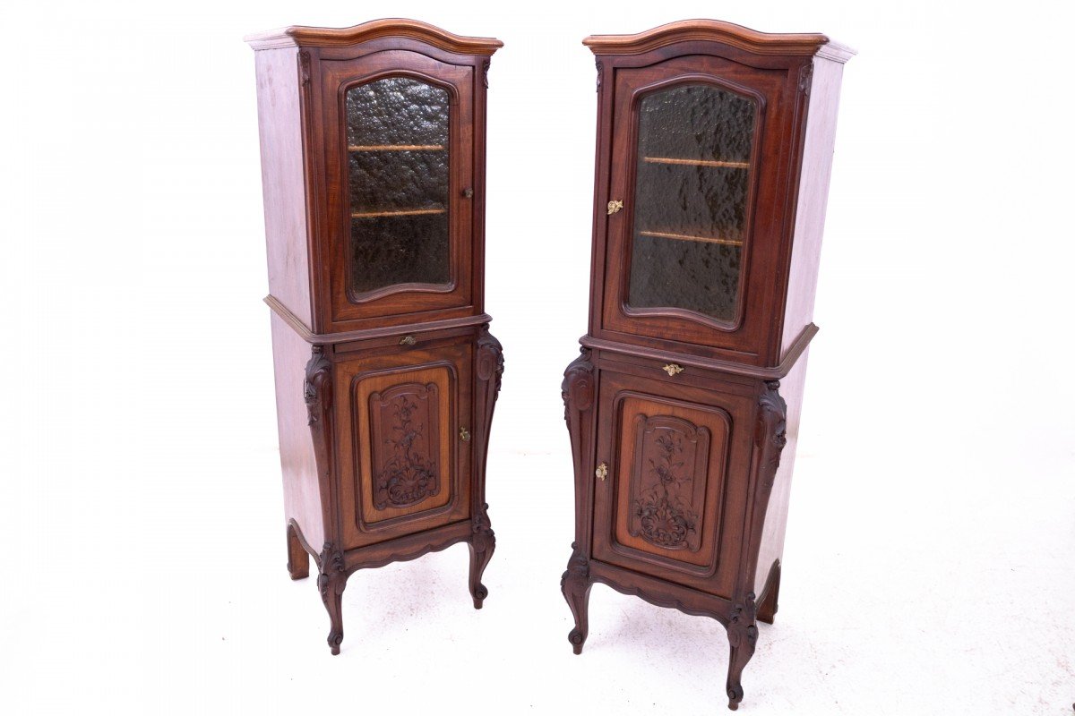  Paire de vitrines étroites et intéressantes, France, vers 1900.