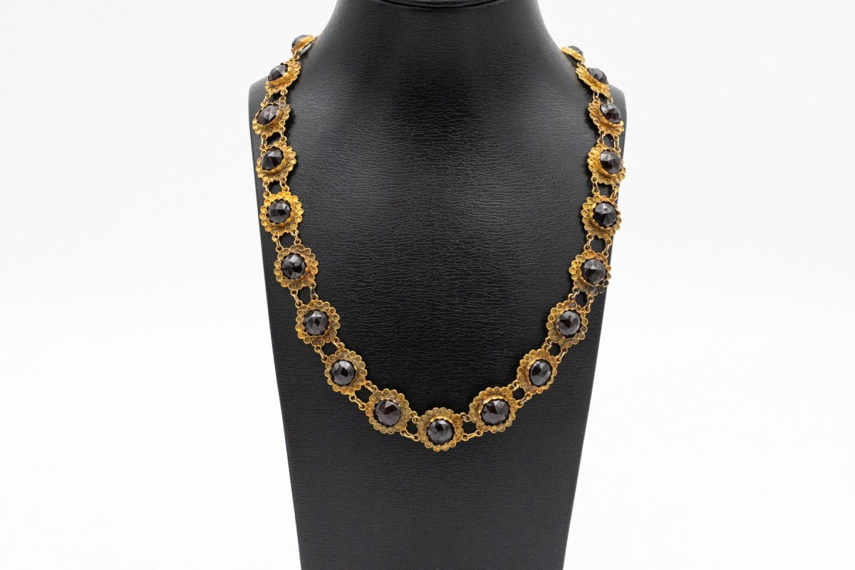 Collier traditionnel hollandais en or orné de grenats, première moitié du XIXe siècle.
