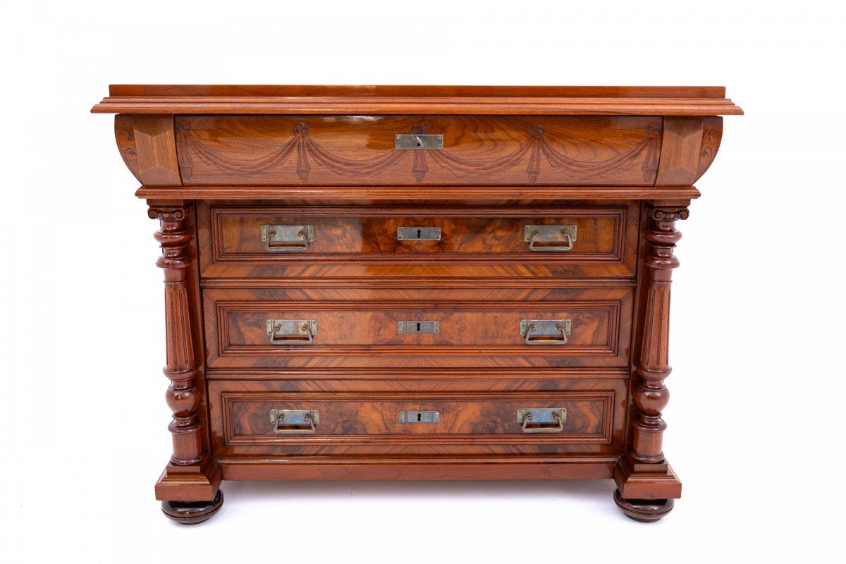 Commode ancienne en noyer, Europe du Nord, vers 1900. RESTAURÉE.