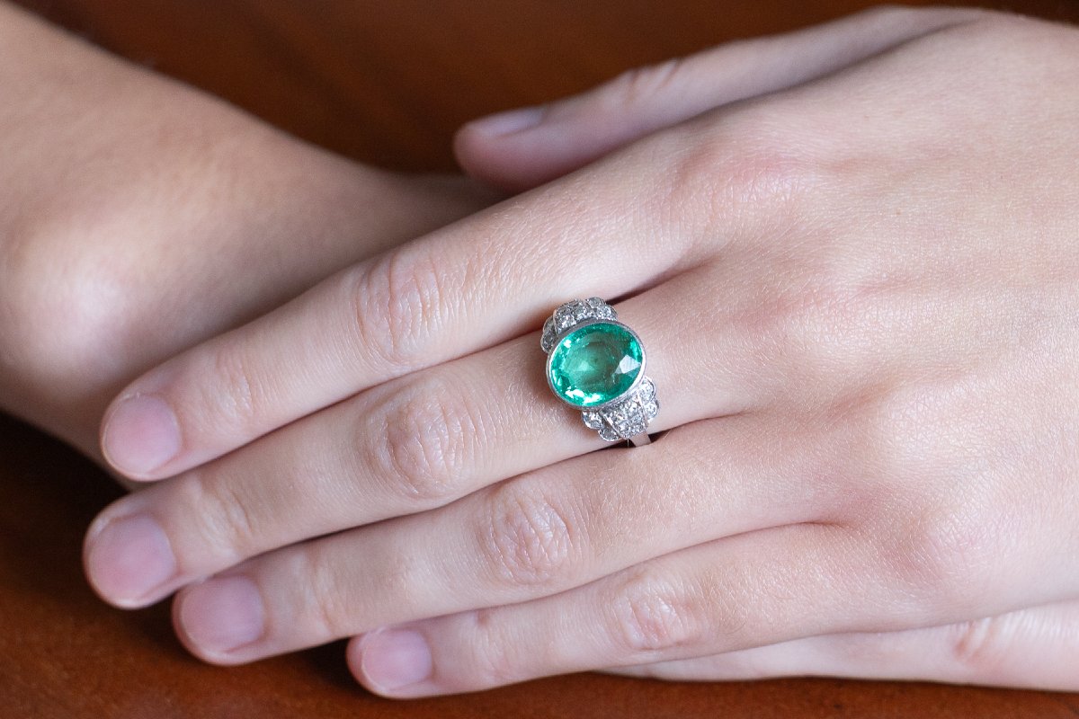 Bague en platine ornée d’une émeraude colombienne impressionnante et de diamants-photo-2