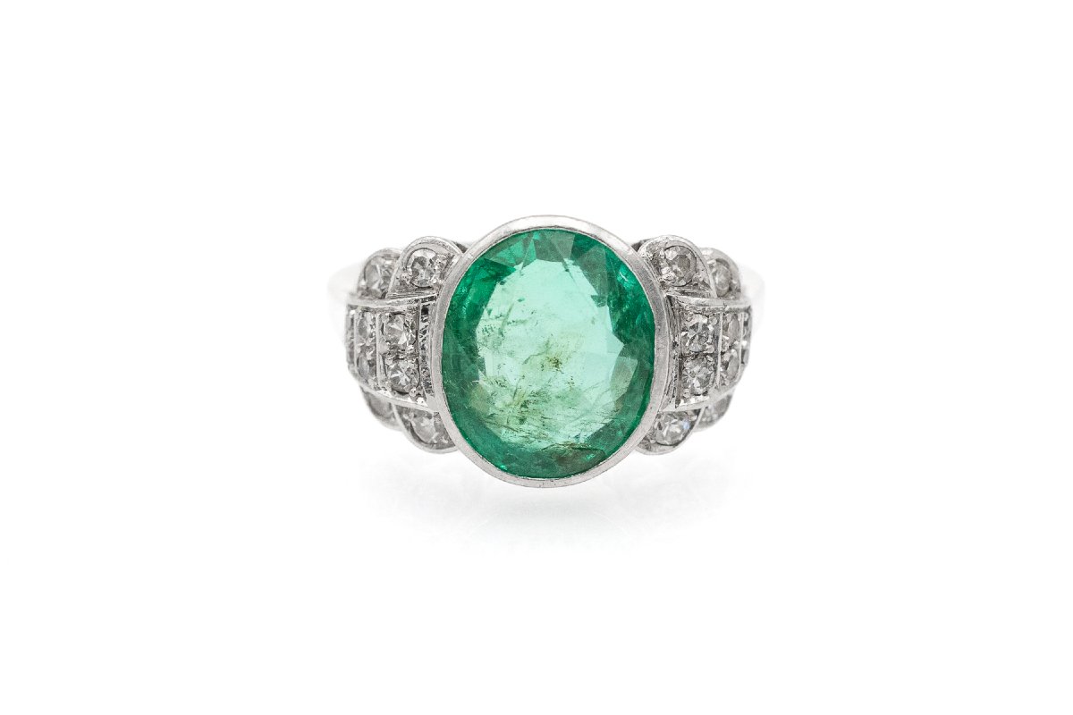 Bague en platine ornée d’une émeraude colombienne impressionnante et de diamants