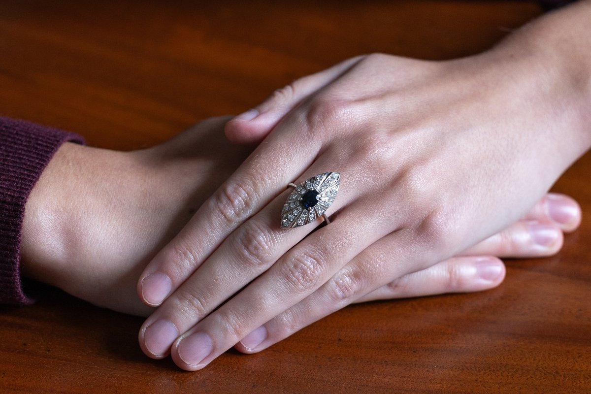 Bague en or blanc de style marquise, ornée d’un saphir et de diamants taille brillant-photo-2