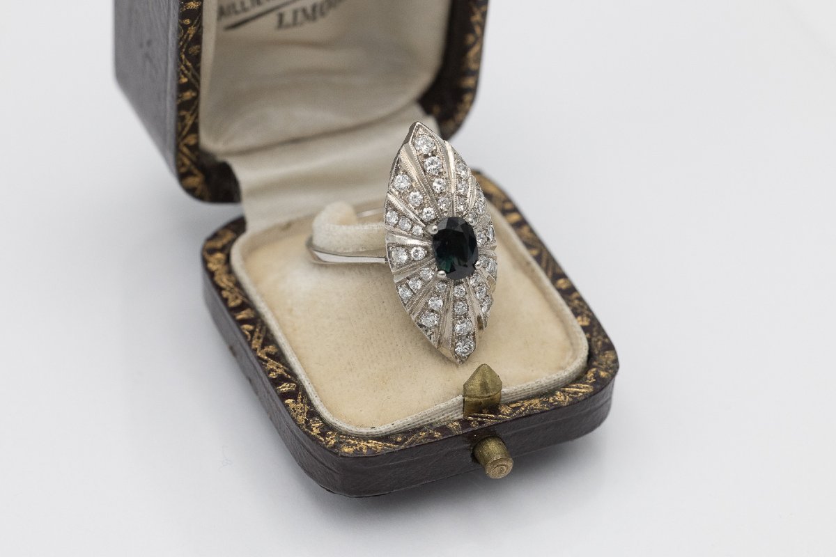 Bague en or blanc de style marquise, ornée d’un saphir et de diamants taille brillant-photo-3