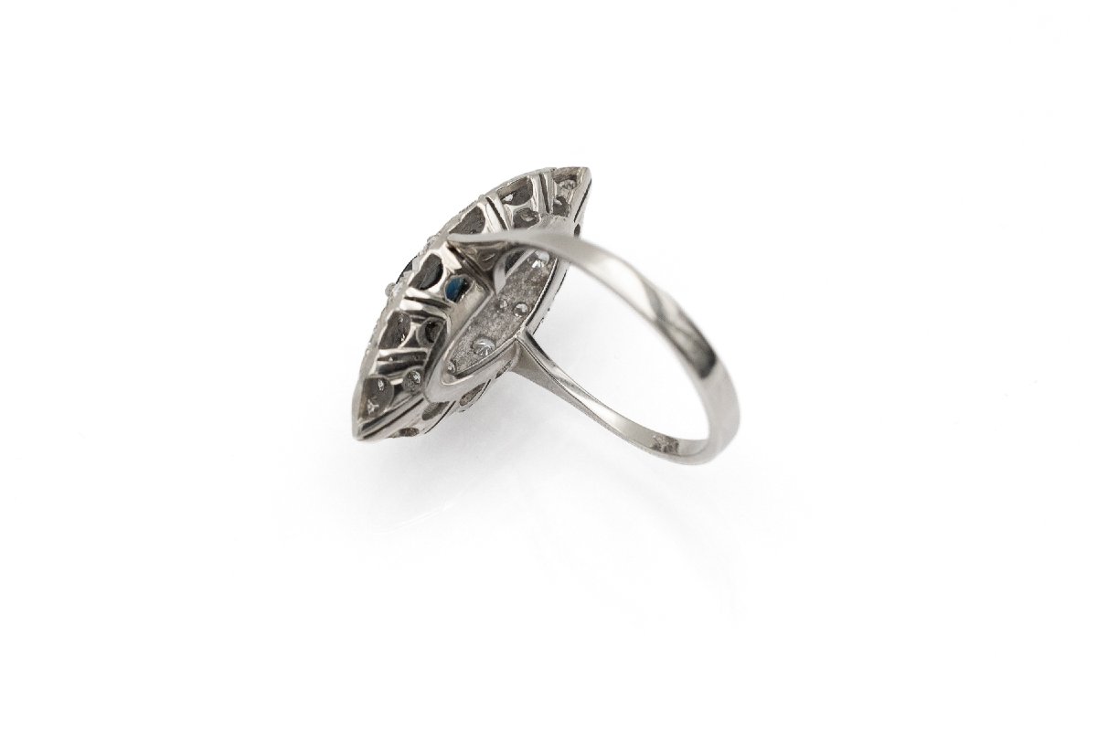 Bague en or blanc de style marquise, ornée d’un saphir et de diamants taille brillant-photo-2