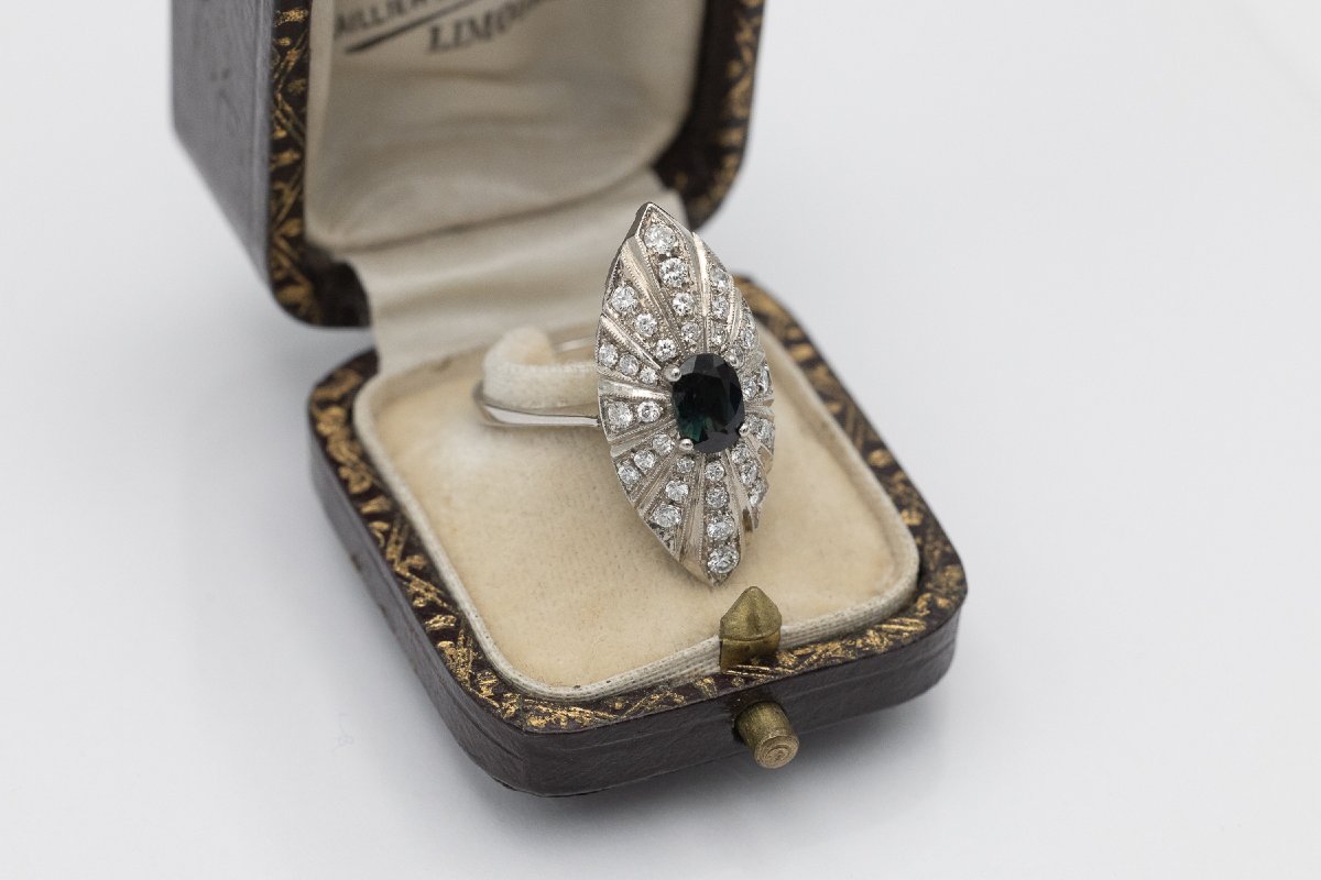 Bague en or blanc de style marquise, ornée d’un saphir et de diamants taille brillant-photo-3
