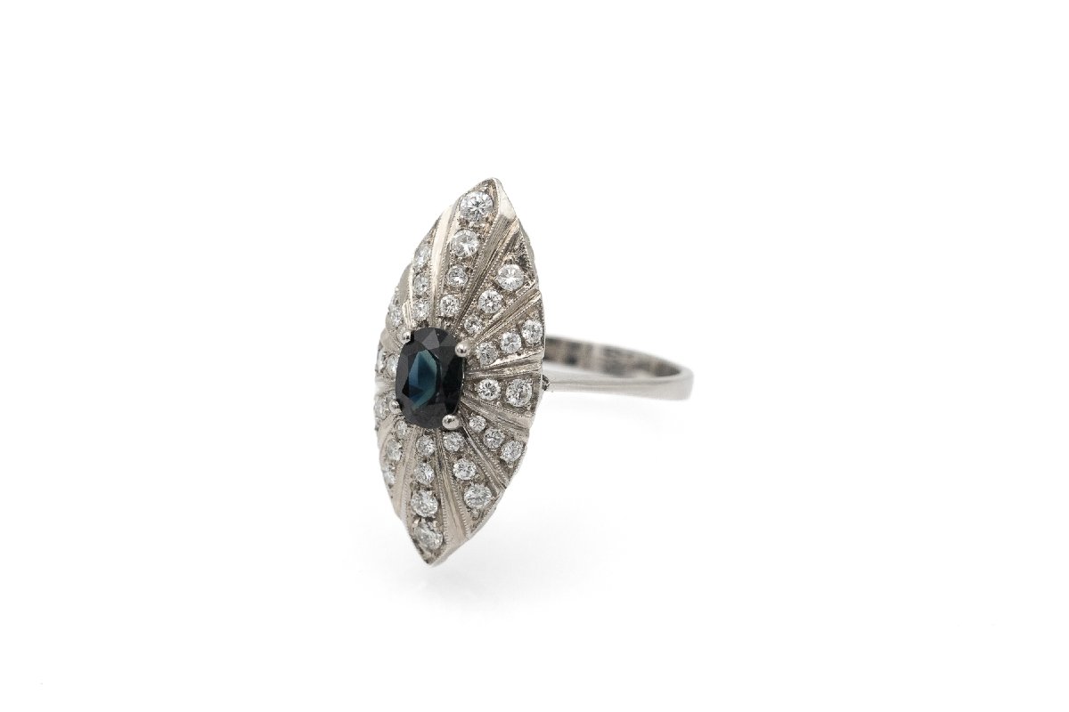 Bague en or blanc de style marquise, ornée d’un saphir et de diamants taille brillant
