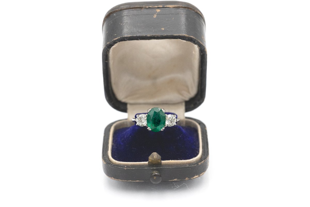 Classic Platinum Ring Set With A Natural Oval Emerald And Brilliant-cut Diamonds-photo-4