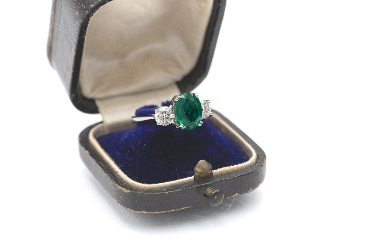 Classic Platinum Ring Set With A Natural Oval Emerald And Brilliant-cut Diamonds-photo-2