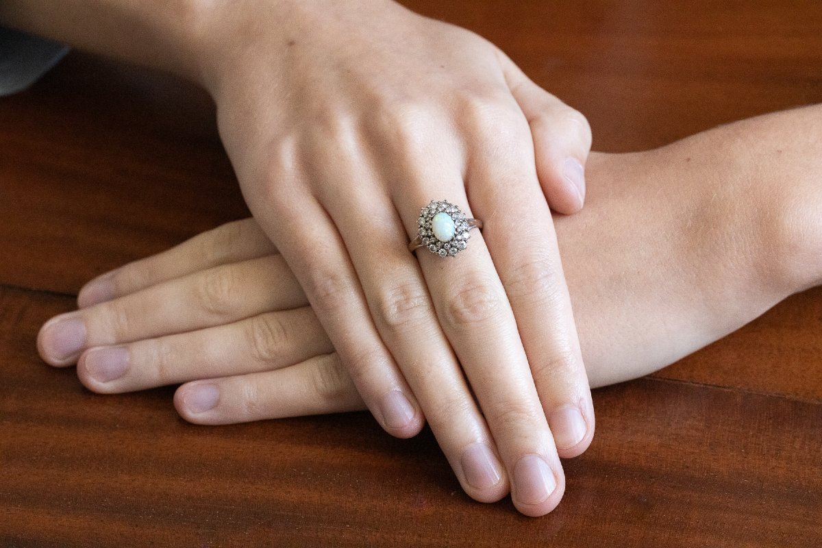 18-karat White Gold Ring Set With Diamonds And An Opal-photo-2