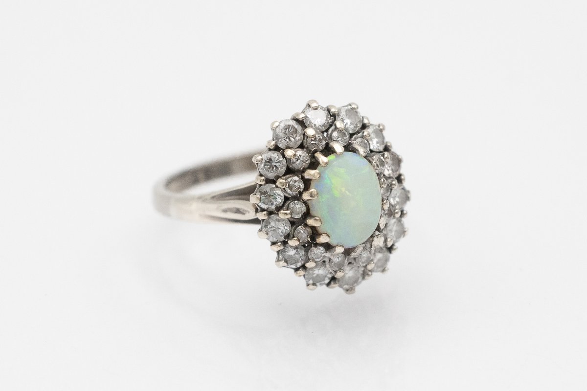 18-karat White Gold Ring Set With Diamonds And An Opal-photo-3