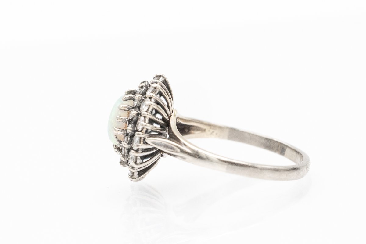 18-karat White Gold Ring Set With Diamonds And An Opal-photo-1