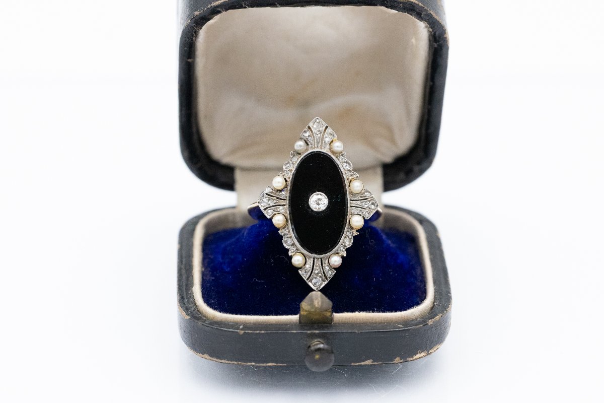 Bague Art déco ornée d’onyx, de diamants et de perles
