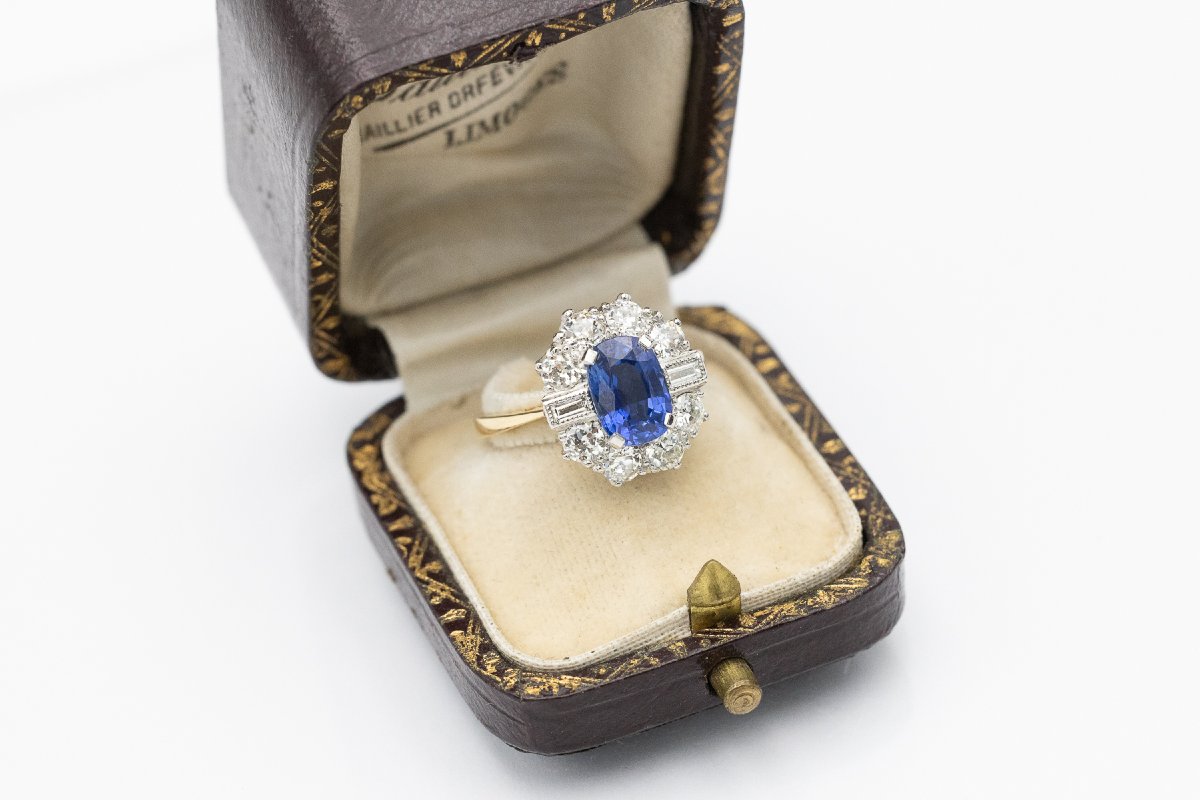 Gold Ring Set With A Stunning Ceylon Sapphire And Old-cut Diamonds.-photo-3