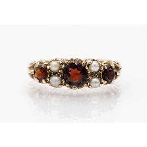 Bague en or avec grenats et perles naturelles, Londres, 1968.