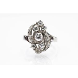 Une bague fantaisie en or blanc avec diamants
