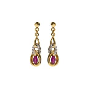Boucles d'oreilles vintage en or avec rubis et diamants.