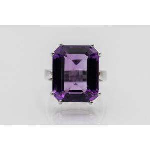 Impressive White Gold Ring Adorned With A 15.5 Carat Amethyst.