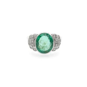 Bague en platine ornée d’une émeraude colombienne impressionnante et de diamants