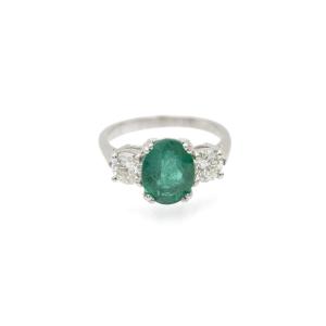 Bague classique en platine ornée d’une émeraude naturelle ovale et de diamants taille brillant
