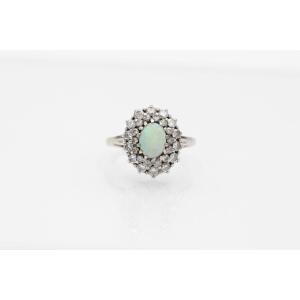 Bague en or blanc 18 carats ornée de diamants et d’une opale